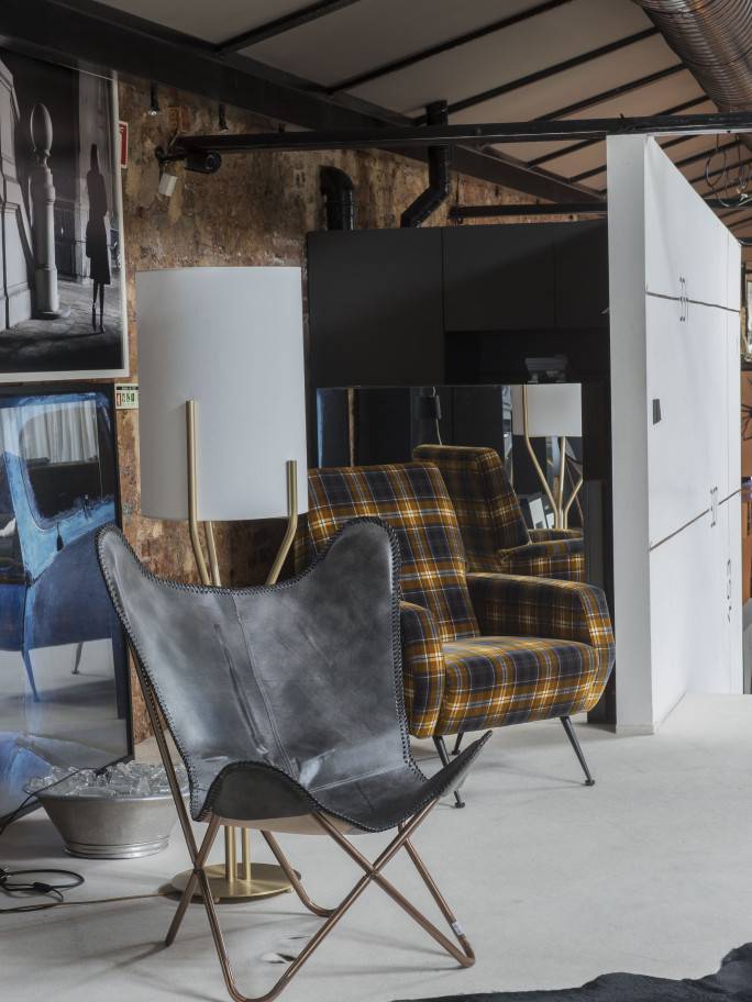 SAV autumn palette showroom interior design architecture project luxury rustic industrial anthracite dark orange midnight blue matte gold symbioses 