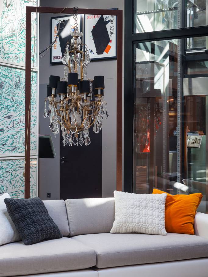 SAV minty summer showroom interior design architecture project luxury pop art pieces light big pots walls drawing eclectic decor